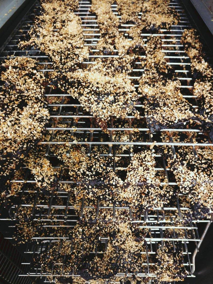 Close-up van gedroogd vlees met garlic kruiden