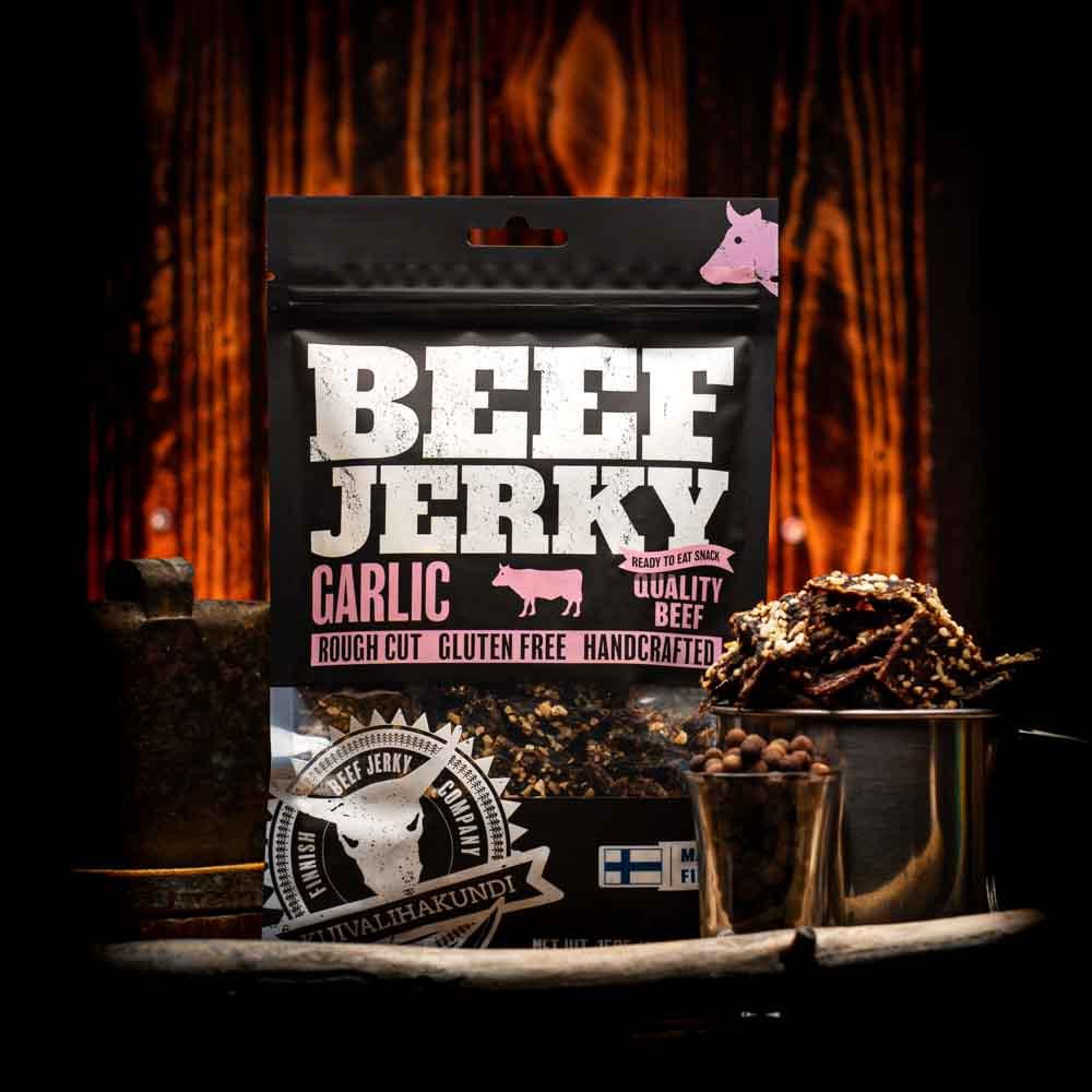 Beef jerky garlic verpakking naast houten ton