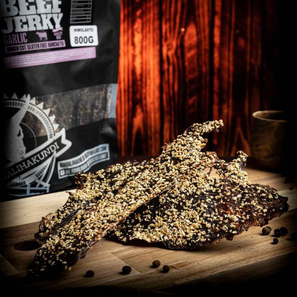 Gedroogd vlees op houten plank in warme sfeer