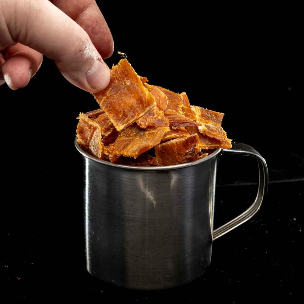 Chicken jerky in metalen mok