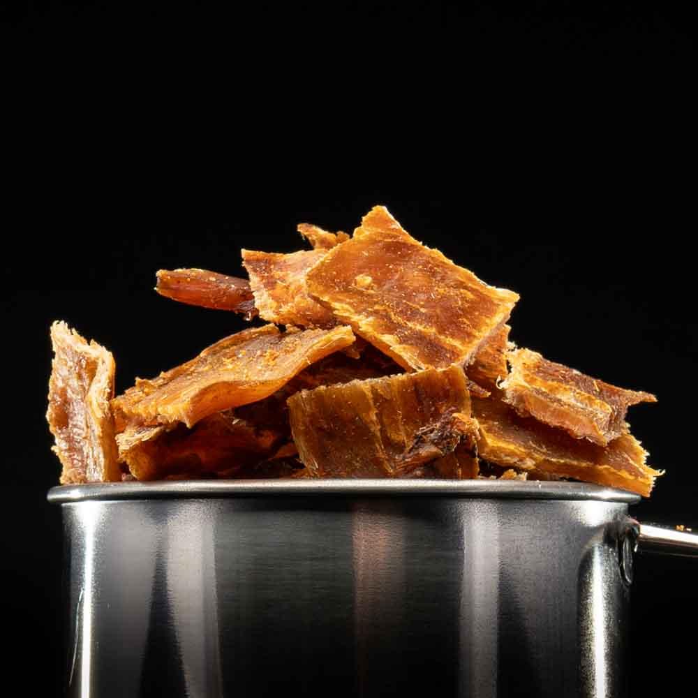 Chicken jerky op schaal van metaal