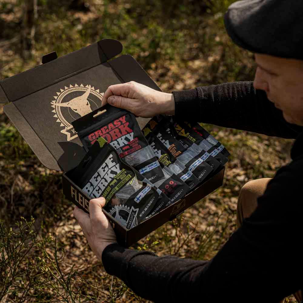 Dried meat box op schoot in buitenomgeving