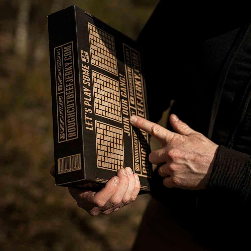 Open dried meat box in handen