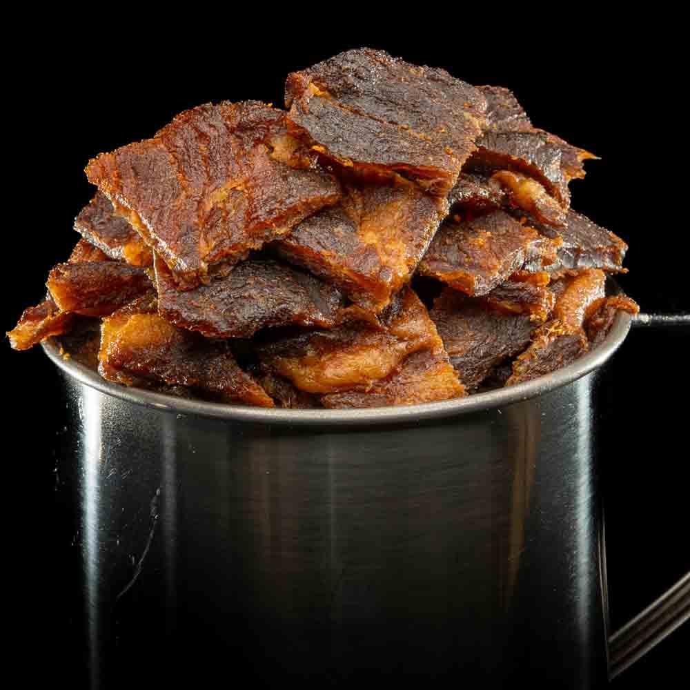 Korean pork jerky in metalen mok