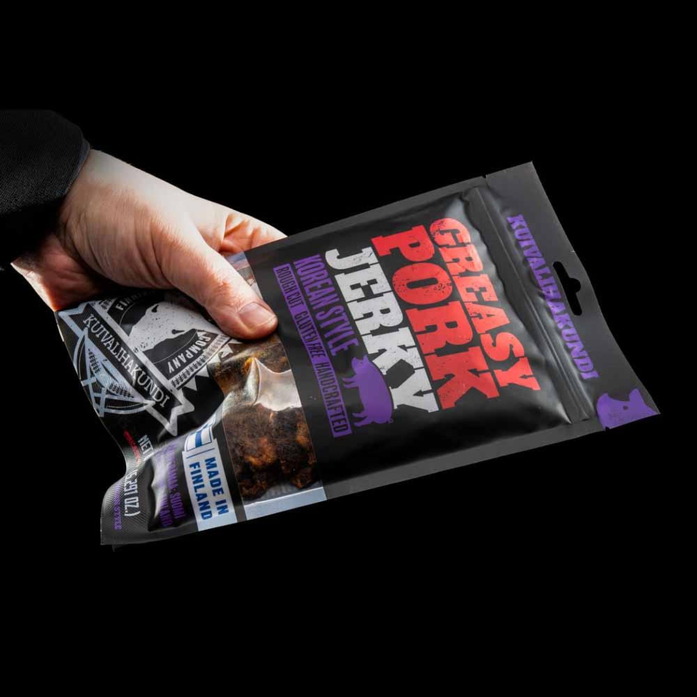 Verpakking van pork jerky in hand